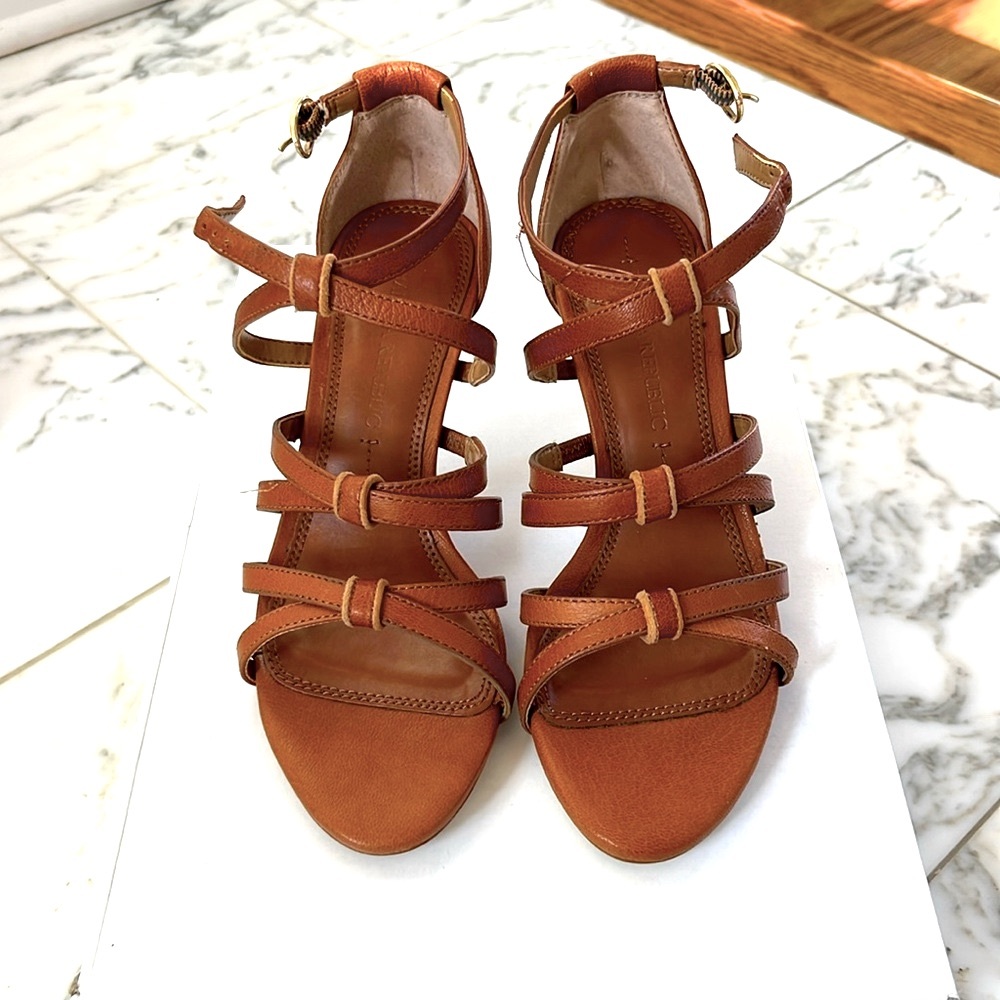 BRAND NEW: BANANA REPUBLIC brown strappy leather heels, 2.75”, size 5M.